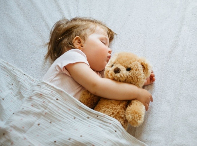 Child sleeping after the frenectomy process